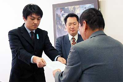 坂中監査委員（右）に加茂市長措置請求書を手渡す中野さん（左）と小池さん（中央）