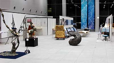 2日まで三条・燕リサーチコアで開かれている長岡造形大学の総合展示会「NIDESIGN展」