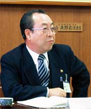 燕市の平成15年度予算案を発表する高橋甚一市長
