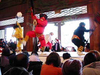 5,000人の人手でにぎわった本成寺の節分会の鬼踊り