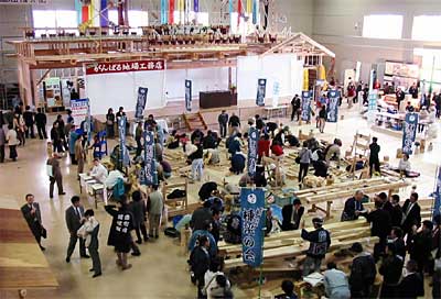 23日まで地場産センターで開かれている2003年住宅フェア「がんばる地場工務店」