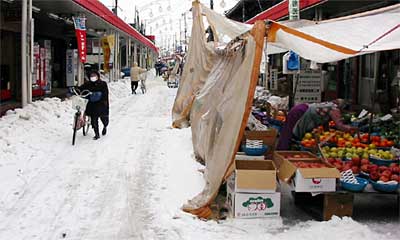 燕市民にはタイムスリップしたような気分にさせられる雪景色の定期市