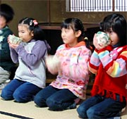 抹茶の初体験に「苦~い!」