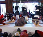 踊りが終われば舞台に上がって豆ひろい