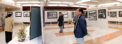 捧武さんの写真集『かやぶきと生きる』発刊を記念して開かれているPHOTO風音写真展