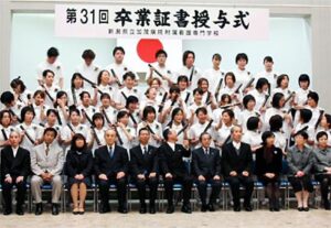 県立加茂病院附属看護専門学校の卒業証書授与式で腫れやかな笑顔の卒業生