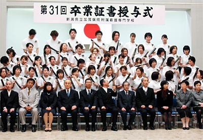 県立加茂病院附属看護専門学校の卒業証書授与式で腫れやかな笑顔の卒業生