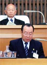 施政方針演説を行う高橋甚一燕市長