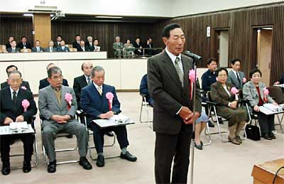 燕市功労者表彰で功労者代表で謝辞を述べる中山栄一さん