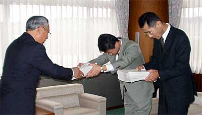 加茂、田上の合併を求める加茂市民約3,000人の署名を提出する鈴木代表（中央）と熊倉副代表（右）