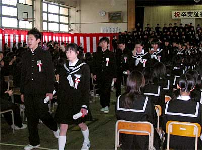 三条第二中卒業式で卒業記念合唱『はばたこう明日へ』を披露し、卒業証書を手に退場する卒業生