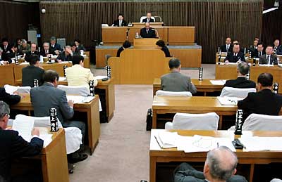 合併反対派が提案した住民投票の条例制定と大山市議会議長の不信任決議が決まった燕市議会の3月定例会最終日