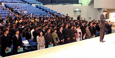 20日、加茂市文化会館で行われた新潟経営大学の卒業式