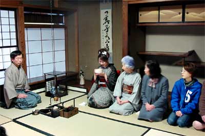 吊り釜の趣向を凝らした市民呈茶席、振り袖で参加する新成人