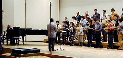 150人が東京混声合唱団桂冠指揮者、田中信昭さんの指導を受けたアートレッスン合唱講習会