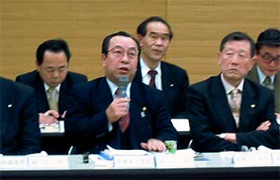 釈明を求められてマイクを手に答える高橋燕市長、前列のその右は高橋三条市長