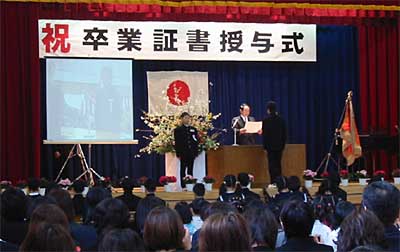 卒業生の表情をスクリーンに大映しにした燕東小学校の卒業式