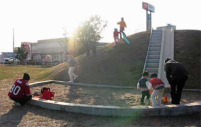子どもたちの元気な声が響いた24日の須頃郷第三号公園