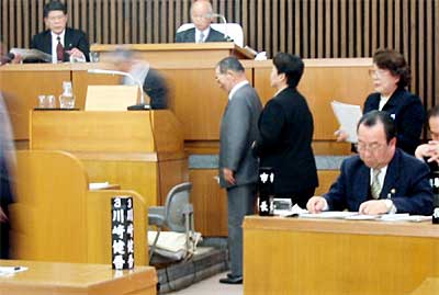 燕市議会臨時会で合併住民投票条例案の採決