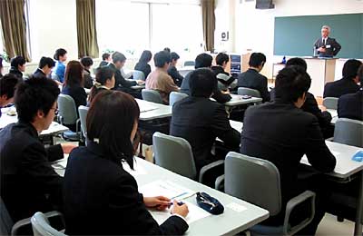 三条工業会と三条商工会議所主催で開かれた2003新入社員教育セミナー
