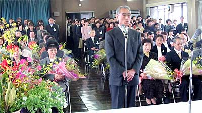 31日行われた三条市の退職者辞令交付式であいさつする岩本民生部長