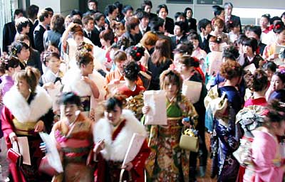 16日行われた燕市成人式の会場ロビー