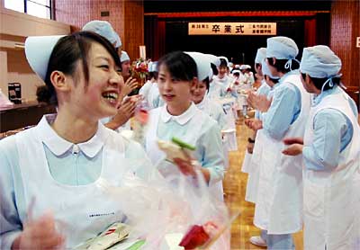 三条市医師会準看護学院の卒業式で笑顔で退場する卒業生