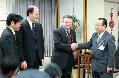 高橋燕市長(右)と握手するブガッティ社のオーナー(右から2番目)と専務(3番目)