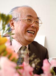 会場で来場者と談笑する捧さん