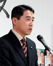 県議選に向けて決意を述べる桜井氏