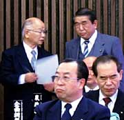 高橋市長(最前列)の後ろで大岩市議(右奥)に発言の削除を求める大山議長(左奥)