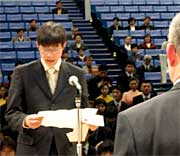 卒業生代表で答辞を述べる富田和行さん