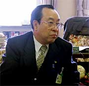 会見する高橋燕市長