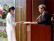 卒業生に卒業証書を手渡す草野学院長