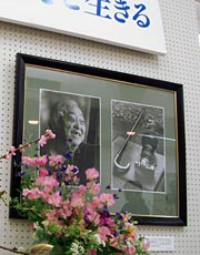 会場入り口に飾った捧さんが秋山庄太郎さんを撮影した写真