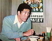 市内のラーメン店でラーメンを食べる馬場さん