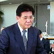第2部門で経済産業大臣賞受賞の表彰を受ける新光金属(株)社長(上)と受賞した「省エネ鍋24cm、26cm」(下)