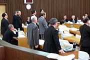 住民投票の条例制定で起立採決