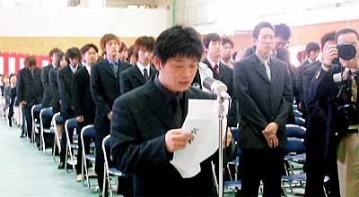 新潟経営大学入学式で宣誓する入学生代表の高橋有之さん