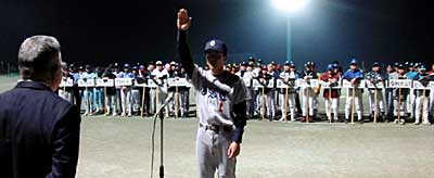燕市ソフトボール協会の開幕式で大曲スポーツ倶楽部の長谷川選手が宣誓