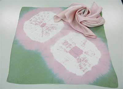 雪椿の花びら染めのスカーフ
