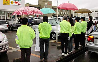 雨の下でのスタートとなった選挙戦