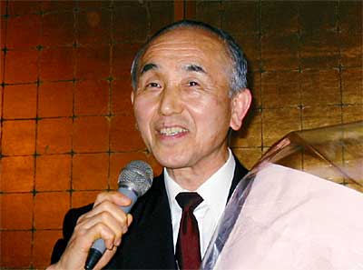 花束を抱いて支持者に礼を述べる小池清彦氏