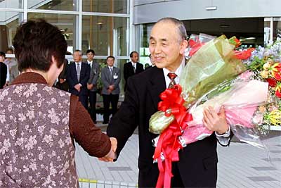 市役所前で支持者、職員一人ひとりと握手する小池清彦加茂市長