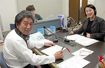 『たかのまさしのどきどき☆ナイト』のメインパーソナリティを務める高野雅志県央研究所理事長とアシスタントの峯島百代パーソナリティ