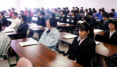 4日開かれた燕市の平成15年新規学卒就職者歓迎会