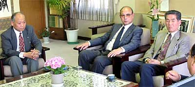 燕市役所に寄付に訪れた燕ロータリークラブ会員、左から板垣社会福祉委員長、小林幹事、竹内会長