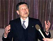 会見する高橋氏