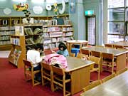 三条市立図書館子どもコーナー
