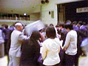 燕市民体育館で行われた燕市議選の開票作業